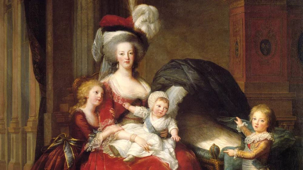 Ta državni portret Marije Antoinette in njenih treh preživelih otrok, Marie Th&eacute;r&egrave;se, Louisa Charlesa (v njenem naročju) in Louisa Josepha, ki držijo draperijo prazne ko&scaron;are, katera označuje nedavno smrt Marijinega četrtega otroka Sophie, je bil namenjen izbolj&scaron;anju njenega ugleda - kot skrbne matere v preprosti, a mogočni obleki. Avtorica slikarskega portreta &Eacute;lisabeth Vig&eacute;e Le Brun je to delo naslikala leta 1787. / Foto: Wikipedija / Foto: Wikipedija