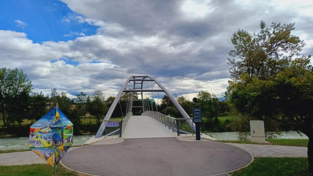Na novi brvi čez Savo Medvo&scaron;ki lok so letos do sredine septembra na&scaron;teli že več kot 58.000 kolesarjev. Foto:&nbsp; Tina Jereb