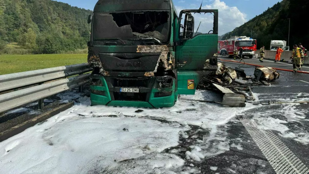 Posledice požara na &scaron;tajerski avtocesti.