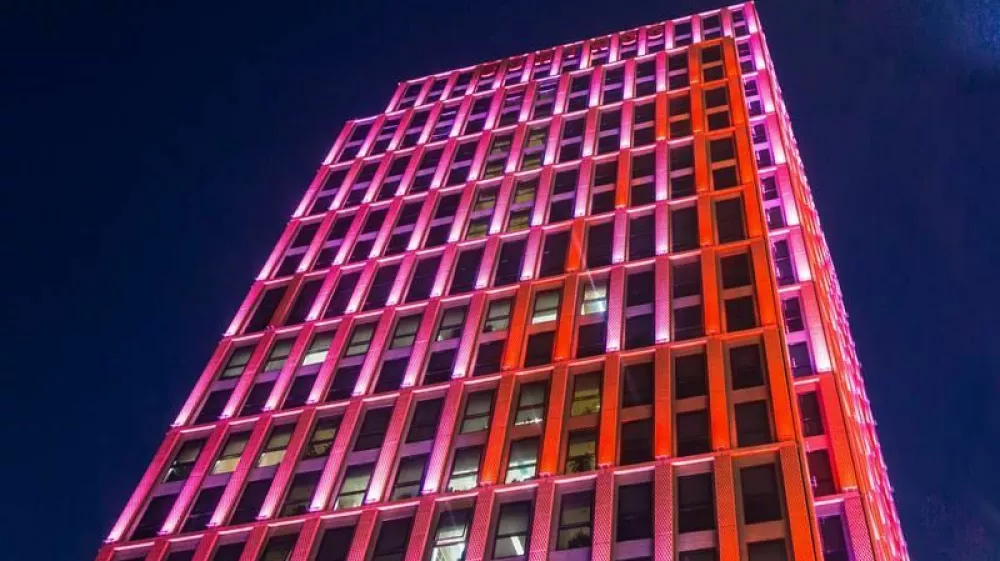 Zamude plačil ustvarjajo učinek domin, ki vodi v &scaron;e več plačil po datumu zapadlosti &ndash; in tako se slab&scaron;a splo&scaron;na plačila disciplina. V Evropi 70 odstotkov podjetij pravi, da bi pravočasno plačilo njihovih strank omogočilo tudi njim, da pravočasno poravnajo svoje obveznosti do dobaviteljev, poroča Evropska komisija. Zato pri Dun & Bradstreet priporočajo uporabo D&B Finance Analytics &ndash; celovite platforme, ki deluje na podlagi umetne inteligence in D&B podatkovnega oblaka, ki vsebuje vpoglede o več kot 550 milijonov subjektov po vsem svetu in podatke iz več kot 10 tisoč virov. F D & B