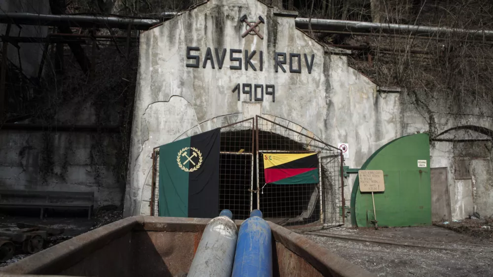 Savski rudni&scaron;ki rov - Sindikat delavcev dejavnosti energetike Slovenije - zastava - 10.3.2014 Hrastnik - stavka rudarjev RTH - Rudnik Trbovlje-Hrastnik - rudarji začeli s stavko v jami - stavkajoči niso prejeli januarskih plač v celoti - zahtevali izplačilo preostanka januarskih plač, kar zna&scaron;a 280.000 evrov, in prvih odpravnin, skupaj okoli 0,5 milijona evrov.    //FOTO: Luka Cjuha.