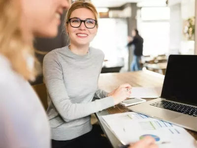 Znotraj programa D&B Global Trade Exchange Program podjetja dobijo dostop do največje svetovne baze podatkov o plačilih. S primerjavo, kako stranke plačujejo ostalim, lahko prepoznajo potencialne težave, kot so zamude pri plačilih, in ukrepajo pred nastankom večjih težav. Program prav tako prispeva k zmanj&scaron;anju dni neplačanih terjatev in omogoča podjetjem bolj&scaron;e obvladovanje denarnega toka. Za sprejemanje bolj optimalnih odločitev uporabniki programa dobijo ekskluziven dostop do dodatnih analiz in poročil o plačilnih vzorcih strank skozi čas (D&B Payment Performance Insights). F D & B