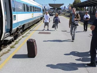 O zamudah vlakov, ki so pri nas precej pogost del tovrstne potni&scaron;ke izku&scaron;nje, na Slovenskih železnicah pravijo, da so skoraj vse posledica investicijskih in vzdrževalnih del na infrastrukturi. Foto: Jaka Gasar