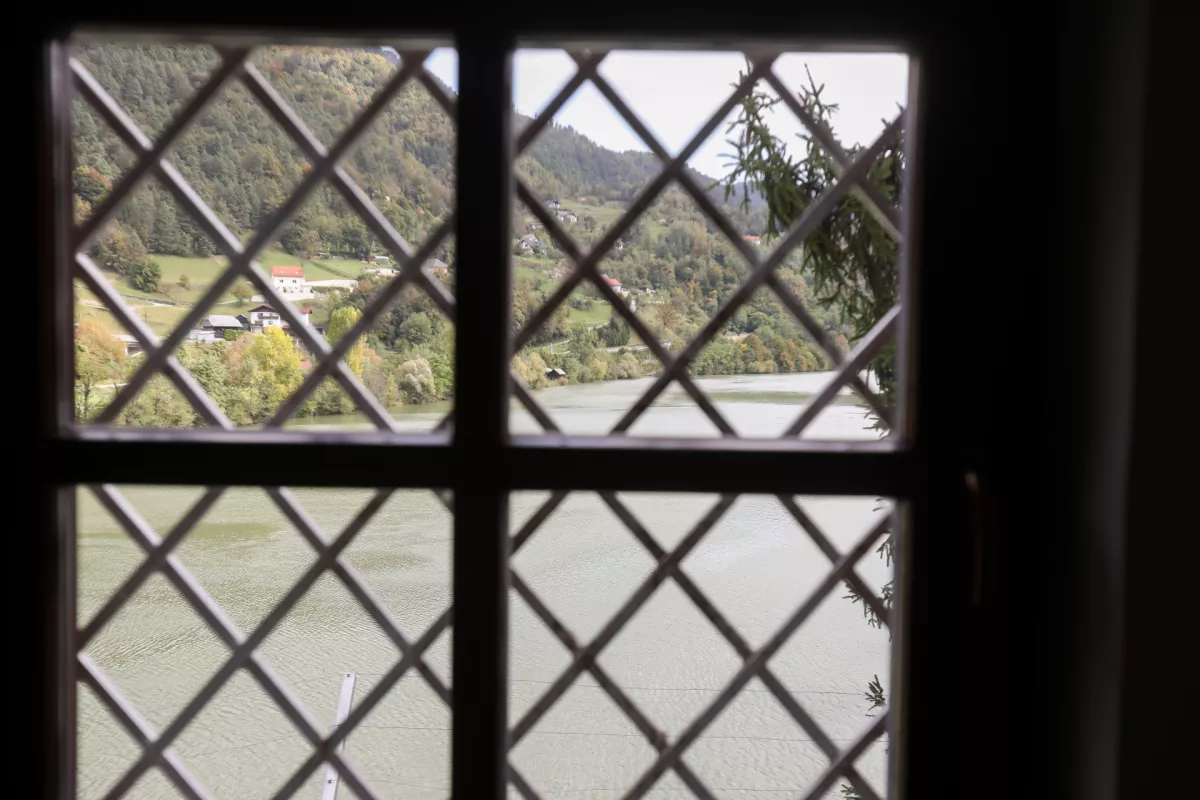 Re&scaron;etke na oknih prevzgojnega doma v Radečah izdajajo, da gre za do neke mere zaprto institucijo, namenjeno prevzgoji mladoletnikov. Foto: Bojan Velikonja