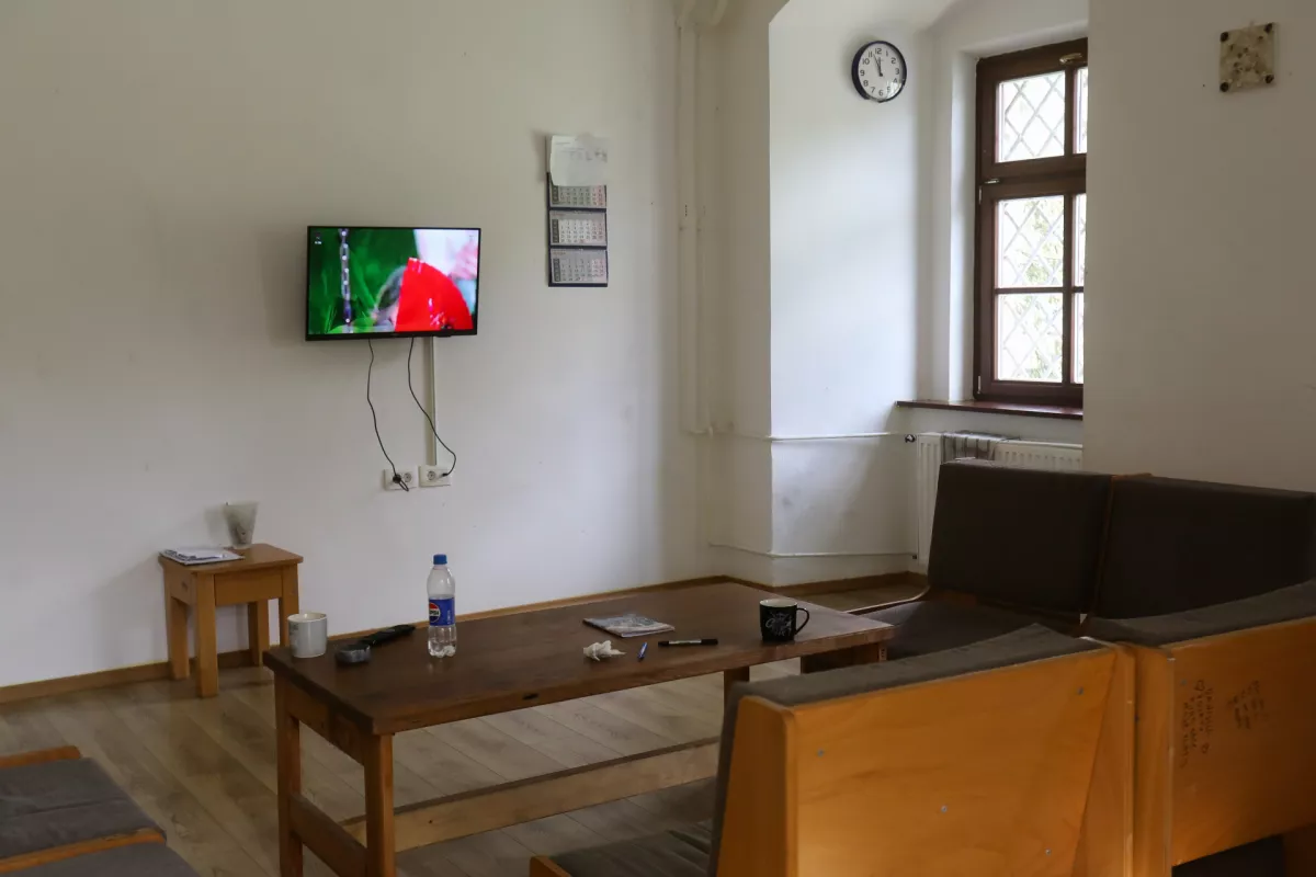 Dnevni prostor v Prevzgojnem domu Radeče, v katerem je tudi televizija.&nbsp;Foto: Bojan Velikonja