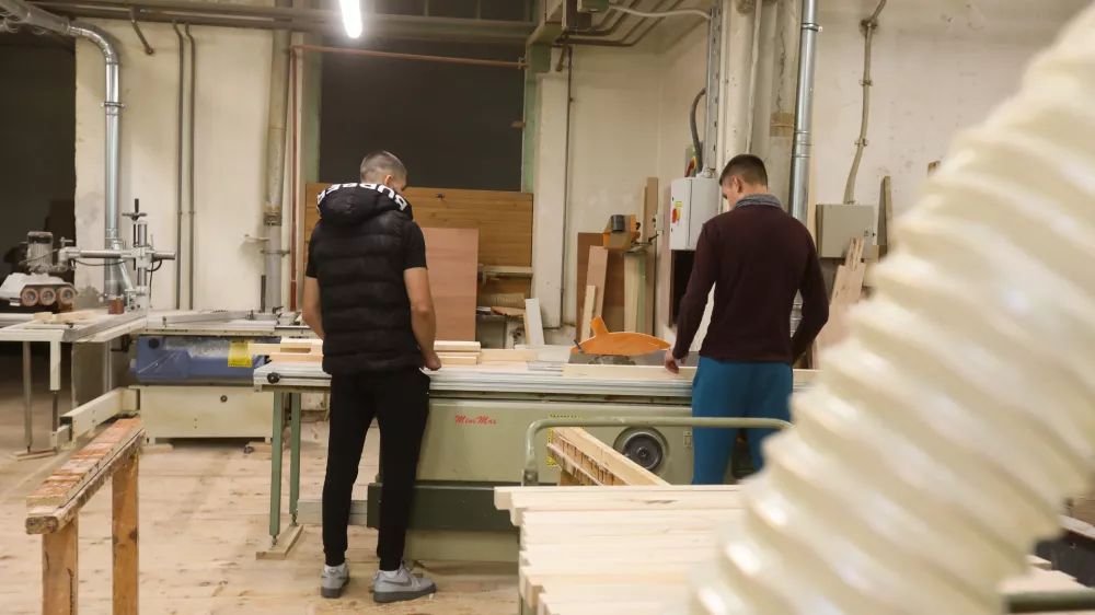 Tri do &scaron;est varovancev vsak dan dela v mizarski in kovinarski delavnici. Foto: Bojan Velikonja