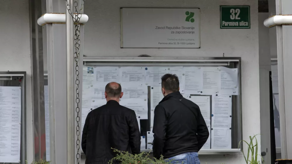 10.9.2014 - Zavod RS za zaposlovanje, oglasna tabla prostih delovnih mest, Parmova ulica 32 //FOTO: Luka Cjuha