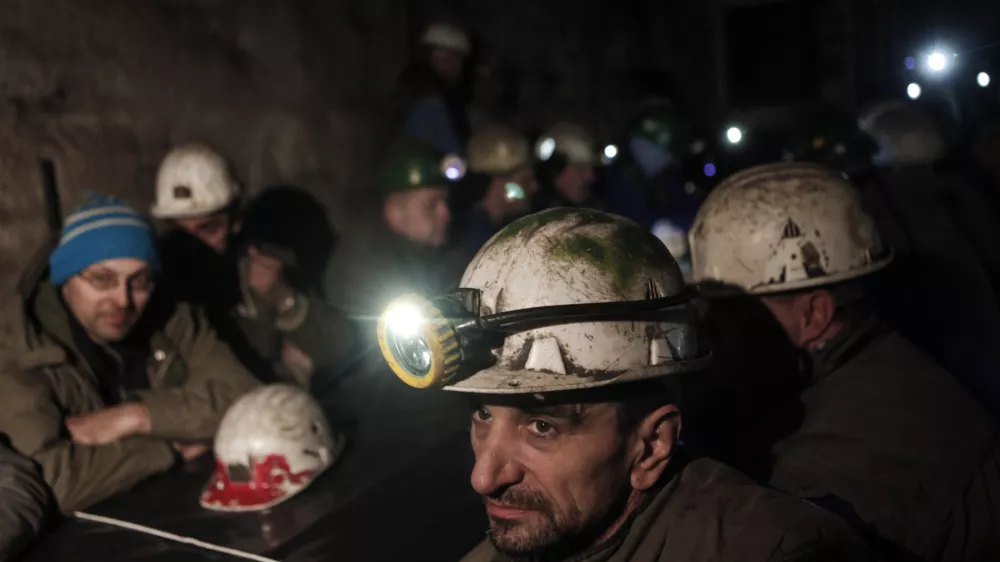 stavkajoči rudarji že drugi dan v jami - 11.3.2014 Hrastnik - stavka rudarjev RTH - Rudnik Trbovlje-Hrastnik - okoli 130 rudarjev že drugi dan stavka v jami - stavkajoči so prejeli januarske plače v celoti - rudarje pa zdaj skrbi, kaj se bo zgodilo z izplačilom februarskih plač in izplačil odpravnin za 135 preseženih delavcev, ki se bodo aprila prijavili na zavod za zaposlovanje.//FOTO: Luka Cjuha