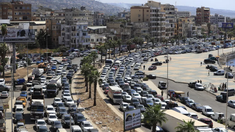 FILE - Cars sit in traffic as they flee the southern villages amid ongoing Israeli airstrikes, in Sidon, Lebanon, Monday, Sept. 23, 2024. (AP Photo/Mohammed Zaatari, File) / Foto: Mohammed Zaatari