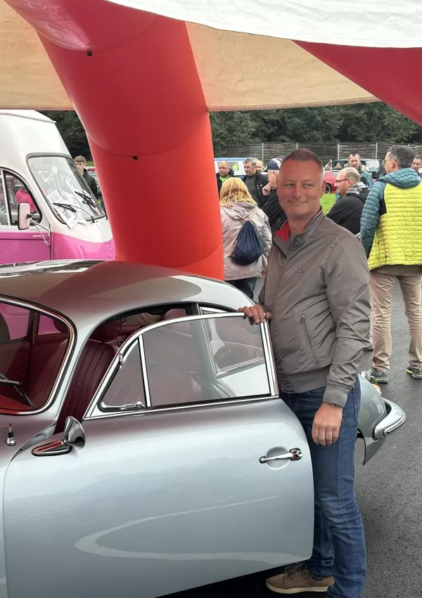 Sebastijan Tehovnik: &raquo;Trenutno imam tri starodobnike, poleg tukaj prisotnega porscheja 356 SC letnika 1964 &scaron;e forda mustanga cabrio letnika 1965 in mercedesa SL 450 letnika 1979.&laquo; / Foto: Matjaž Terzič