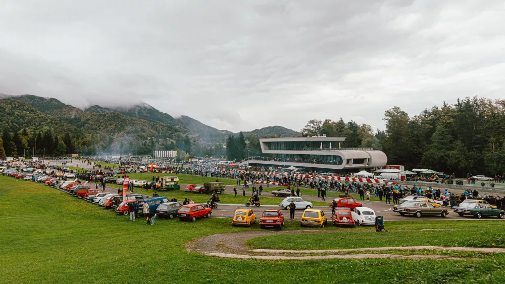 Na Vranskem se je zbralo več kot 2000 tomosov in več kot 800 starodobnih avtomobilov. / Foto: Anej Ferko