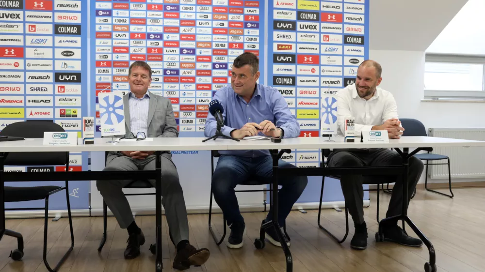 Vodja panoge za alpsko smučanje pri Smučarski zvezi Slovenije Matjaž &Scaron;arabon, predsednik zbora in odbora panoge Janez Bijol in direktor SZS Uro&scaron; Zupan pred začetkom tekmovalne sezone 2024/25 nimajo razloga za nasme&scaron;ek. Foto: Bojan Velikonja
