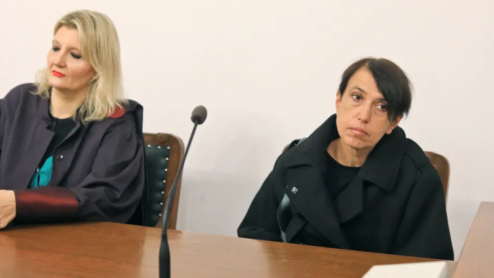 Irena Tihec (desno) in njena odvetnica Vesna Gy&ouml;rk&ouml;s Žnidar vztrjajata pri tem, da je &scaron;lo za samoobrambo. Foto: Andrej Petelin&scaron;ek, Večer