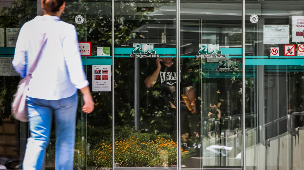 Ambulante za neopredeljene v Zdravstvenem domu Ljubljana (na fotografiji je njihova enota v centru mesta) so v zadnjem času pogosto zasedene in ne sprejemajo dodatnih vpisov. Kako bodo delovale prihodnje ambulante za bolj&scaron;o dostopnost, &scaron;e ni znano. Foto: Bojan Velikonja