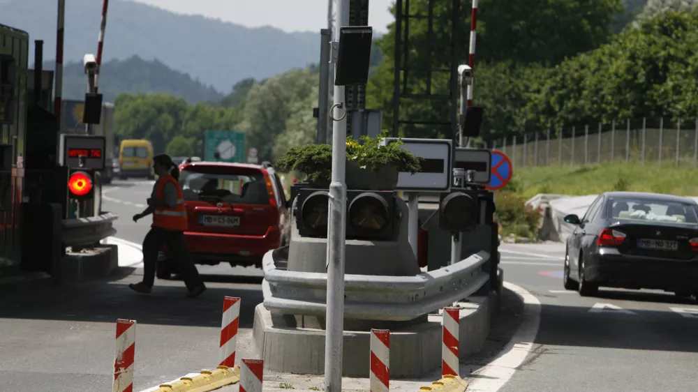 - cestninska postaja LOG, avtocesta ///FOTO: Matej Pov&scaron;eOPOMBA: ZA OBJAVO V ČASOPISU DNEVNIK