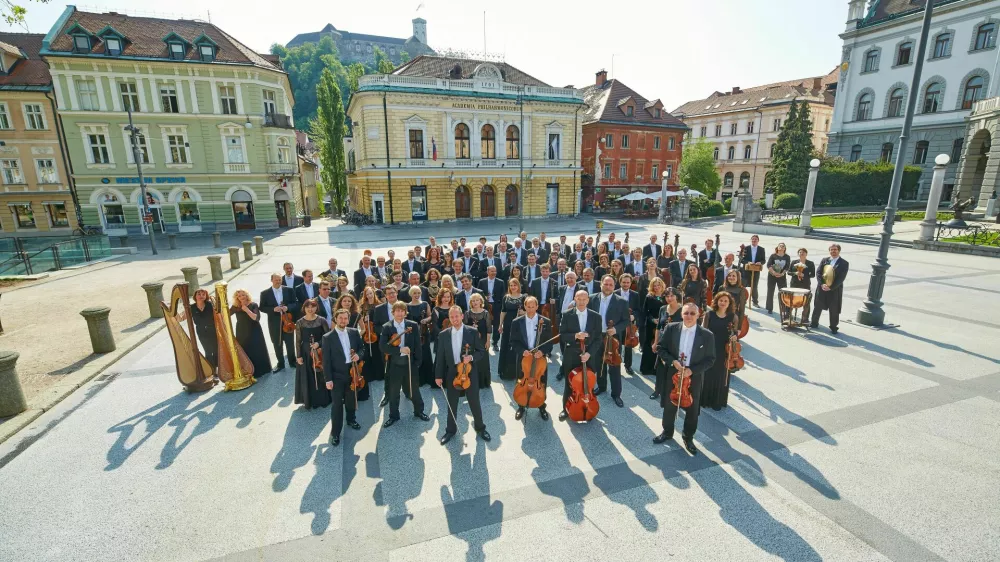 Orkester Slovenske filharmonije pred matično hi&scaron;o Foto: Janez Kotar