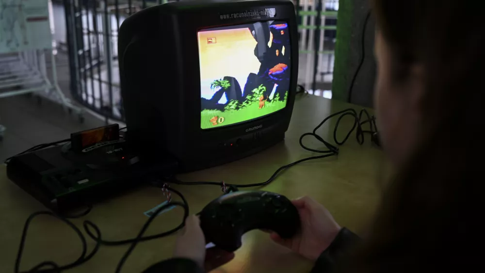 Igranje retro iger je kot bi stopil v časovni stroj nazaj v otro&scaron;tvo in mladost. Foto: Nik Erik Neubauer