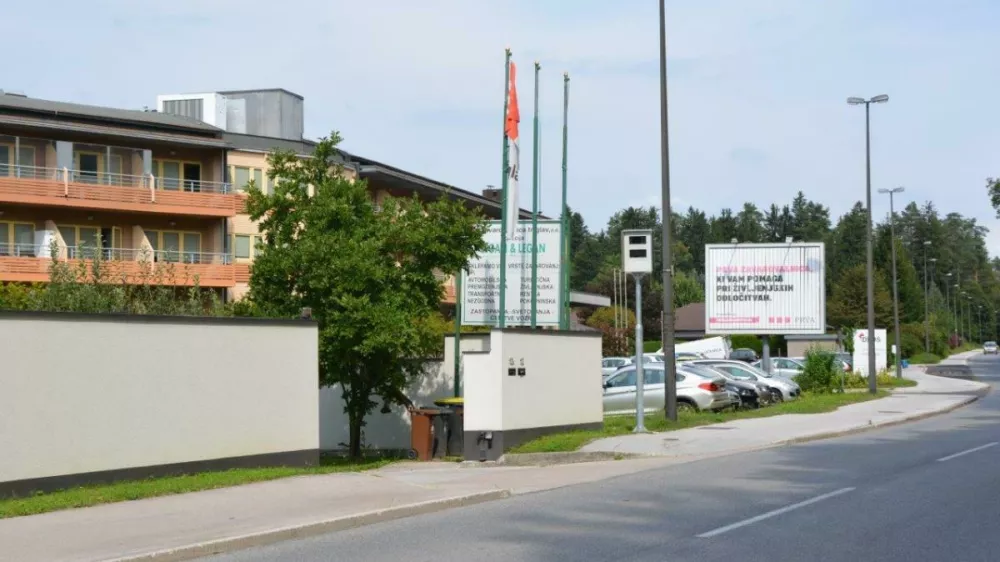 Prvi stacionarni radar v Medvodah bo hitrosti meril pred centrom starej&scaron;ih DEOS Medvode ob Zbiljski cesti. F Občina Medvode