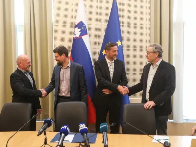 Zadovoljstvo ob podpisu izjave sta na vladni strani izrazila minister za finance Klemen Bo&scaron;tjančič in minister za javno upravo Franc Props, na sindikalni strani pa vodja pogajalske skupine Konfederacije sindikatov javnega sektorja Branimir &Scaron;trukelj in vodja pogajalske skupine reprezentativnih sindikatov javnega sektorja Jakob Počivav&scaron;ek. Foto: Bojan Velikonja