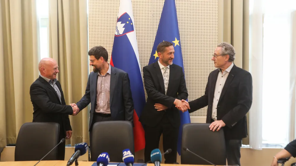 Zadovoljstvo ob podpisu izjave sta na vladni strani izrazila minister za finance Klemen Bo&scaron;tjančič in minister za javno upravo Franc Props, na sindikalni strani pa vodja pogajalske skupine Konfederacije sindikatov javnega sektorja Branimir &Scaron;trukelj in vodja pogajalske skupine reprezentativnih sindikatov javnega sektorja Jakob Počivav&scaron;ek. Foto: Bojan Velikonja