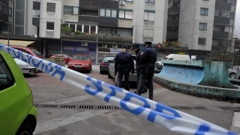 Zlatarstvo Papler - Anton Papler, Vodnikova cesta 8, - Rop z umorom v zlatarni Papler na Vodnikovi cesti v &Scaron;i&scaron;ki - zamaskirana mo&scaron;ka sta oropala hkrati pa 59-letnega lastnika zlatarne, tako hudo po&scaron;kodovala, da je za posledicami po&scaron;kodb umrl. rop - umor //FOTO: Tomaž Zajel&scaron;nik