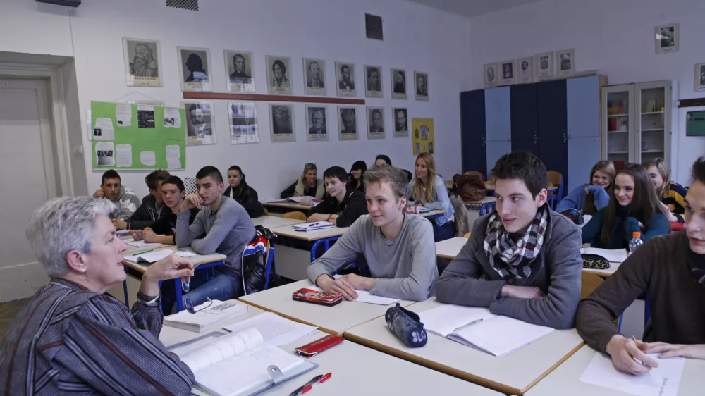 - &scaron;olstvo - dijaki - srednje&scaron;olci - pouk - učiteljica - razred- Ekonomska &scaron;ola Ljubljna, Pre&scaron;ernova ulica 6//FOTO: Luka Cjuha