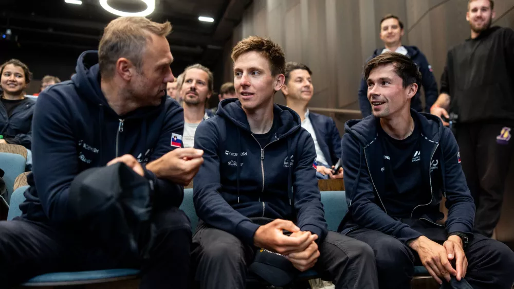 Kolesarski selektor Uro&scaron; Murn (levo) ter glavna aduta Tadej Pogačar in Primož Roglič že komaj čakajo nedeljsko cestno dirko na svetovnem prvenstvu. Foto: Sportida