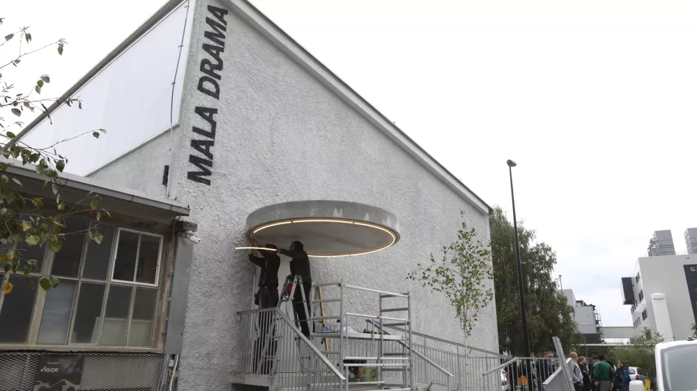 Prvi gledalci bodo v začasno Dramo vstopili naslednji petek, 4. oktobra, ko se bo sezona 2024/25 začela s premiero v Mali Drami.&nbsp;Foto: Luka Cjuha