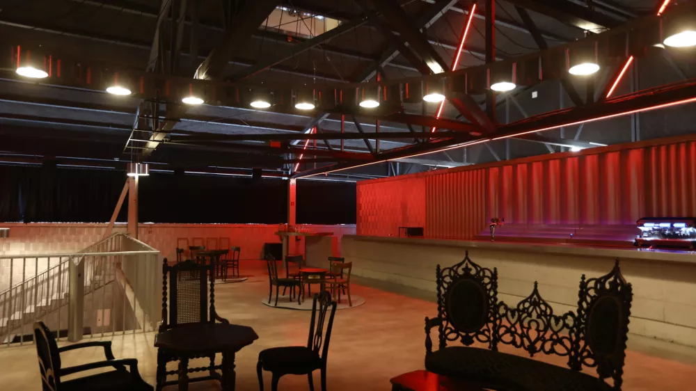 Gledali&scaron;ka kavarna s pohi&scaron;tvom iz stare Drame&nbsp;Foto: Luka Cjuha