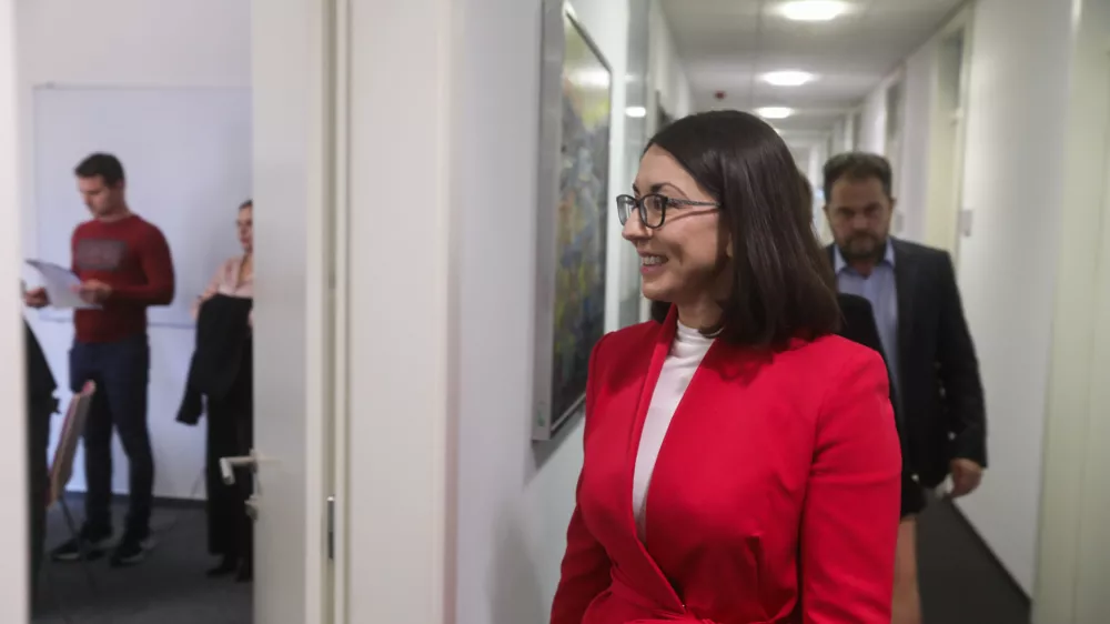 Emilija Stojmenova Duh je javnost obvestila, da je premierju Robertu Golobu ponudila svoj odstop, in odkorakala z novinarske konference, ne da bi odgovarjala na dodatna vpra&scaron;anja. Foto: Bojan Velikonja