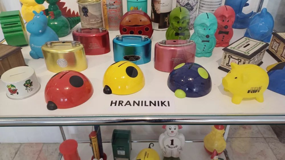 Za hrambo denarja so ljudje že od njegove iznajdbe uporabljali različne glinene ali kovinske posodice in mo&scaron;njičke iz živalskih kož.&nbsp;Foto: Tina Jereb