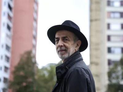 - 27.09.2024 - Prof. dr. Milan Jazbec je veleposlanik in redni profesor diplomacije, pisatelj in pesnik. Zaposlen je na Ministrstvu za zunanje zadeve Republike Slovenije (visoki predstavnik za Jadransko &ndash; Jonsko pobudo), živi v Ljubljani. Bil je &scaron;esti slovenski veleposlanik v Severni Makedoniji (2016&ndash;2020) in pred tem četrti slovenski veleposlanik v Turčiji (2010&ndash;2015), nerezidenčno akreditiran v Azerbajdžanu, Iraku, Iranu, Libanonu in Siriji. V ključnem obdobju slovenskega včlanjevanja v Nato je bil državni sekretar na obrambnem ministrstvu (2000&ndash;2004), zadolžen za obrambno politiko //FOTO: Jaka GasarOPOMBA: ZA OBJEKTIV - INTERVJU