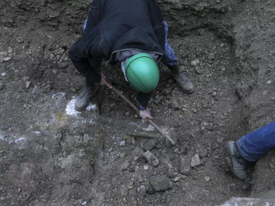 - 25.11.2014 - Slovenska cesta - arheolo&scaron;ko najdi&scaron;če ob prenovi Slovenske ceste v Ljubljani - arheologi odkrili 2000 let staro rimsko cesto - arheolo&scaron;ka izkopavanja -   //FOTO: Jaka Gasar