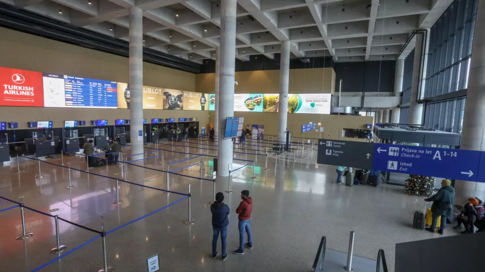 - potni&scaron;ki terminal -&nbsp;- 14.12.2022 - Letali&scaron;če Jožeta Pučnika Brnik &ndash; Aerodrom Ljubljana &ndash; Fraport Slovenija&nbsp;//FOTO: Luka Cjuha