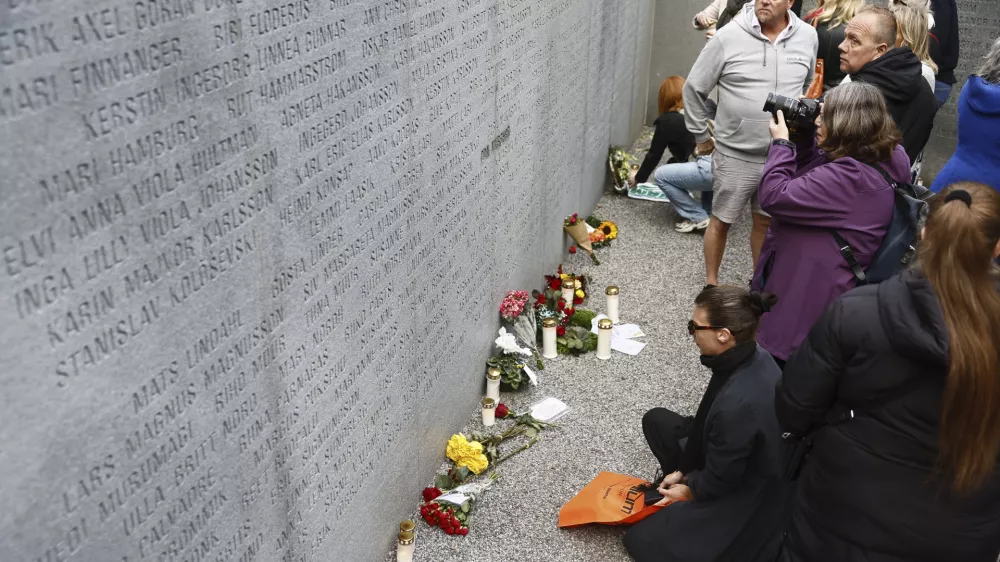 People place candles and flowers at the Estonia Monument to mark the 30th anniversary of M/S "Estonia" ferry catastrophe, in Stockholm, Sweden, Saturday, Sept. 28, 2024. The M/S "Estonia" ferry sank in the Baltic Sea in 1994. (Stefan Jerrev&aring;ng/TT News Agency via AP) / Foto: Stefan Jerrev&aring;ng/tt