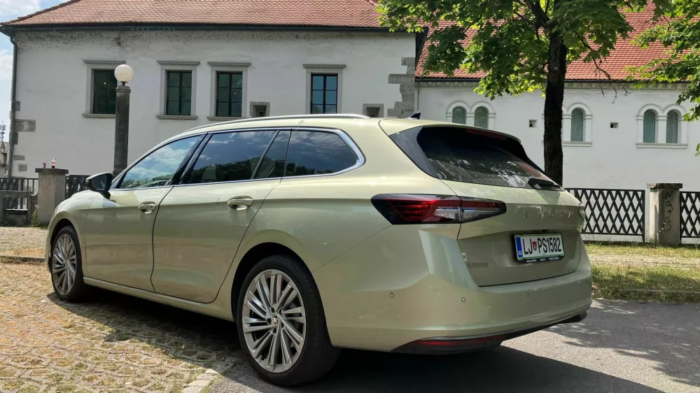 V notranjosti takoj opazimo veliki barvni zaslon na dotik, na zadnji klopi je veliko prostora za dva potnika.&nbsp;Foto:&nbsp;Matej &Scaron;takul