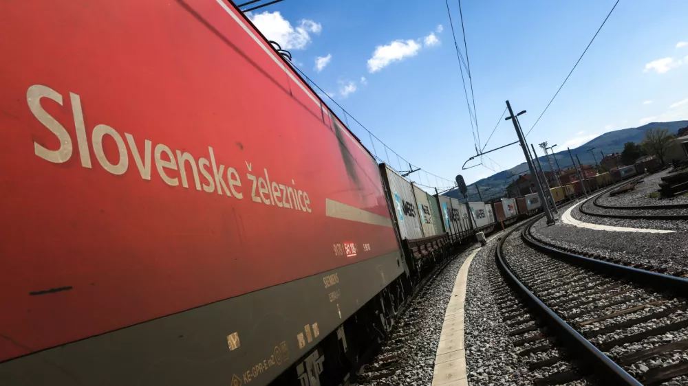 - 20.04.2017 - Slovenske železnice (SŽ) - tovorni železni&scaron;ki promet - - infrastrukturni projekt Drugi tir - izgradnja drugega železni&scaron;kega tira med Divačo in Koprom v dolžini 27 kilometrov - //FOTO: Luka Cjuha..OPOMBA: DNEVNIKOV OBJEKTIV - REPORTAŽA 2017 -