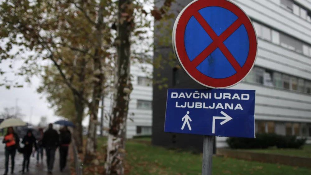 - simbolična fotografija - - DURS.- Davčni urad Ljubljana, Davčna ulica 1,, davki - dajatve - prispevki, davčni nadzor - prometni znak za prepoved - prepovedano ustavljanje - parkiranje - davkoplačevalci //FOTO: Luka Cjuha