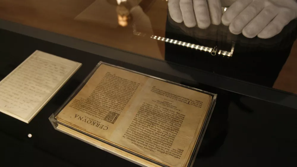 Cerkovna ordninga - edini ohranjeni izvod Trubarjeve knjige - razstava o življenju in delu Primoža Trubarja (1508-1586).- ob 500-letnici rojstva Primoža Trubarja v Narodnem muzeju edini ohranjeni izvod Trubarjeve Cerkovne ordninge, ki &scaron;e nikoli ni zapustila Vatikanske knjižnice, kamor je pri&scaron;la iz ene izmed nem&scaron;kih knjižnic, ki so bile darovane Vatikanu- Trubar je Cerkovno ordningo napisal leta 1564, za Slovence pa je pomembna predvsem zato, ker je prvo pravno besedilo v sloven&scaron;čini. Z njo je Trubar pokazal, da je sloven&scaron;čina sposobna tudi strokovnih besedil, //FOTO: Matej Pov&scaron;eOPOMBA: ZA OBJAVO V ČASOPISU DNEVNIK