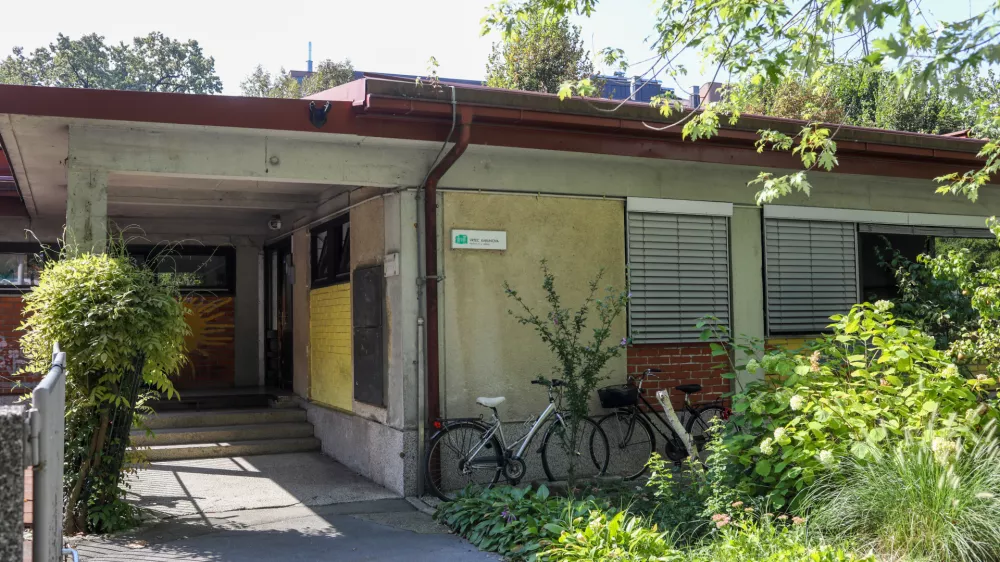 Ko bo občina z izbranim izvajalcem sklenila gradbeno pogodbo in uskladila terminski načrt dela, bodo na MOL odločili, kam začasno preseliti vrtčevske oddelke iz enote Karunova, ki jo bo izvajalec poru&scaron;il in nato zgradil nov objekt. Foto: Luka Cjuha