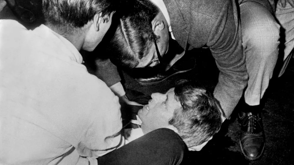 5th June 1968, Senator Robert F, Kennedy lies on the floor of the Ambassador hotel, his shirt is opened and he looks up at people assisting him with a pool of blood beneath, moments after being shot by an unidentified assailant shortly after thanking workers for his California Primary election victory early that day (Photo by Popperfoto via Getty Images/Getty Images) / Foto: Popperfoto