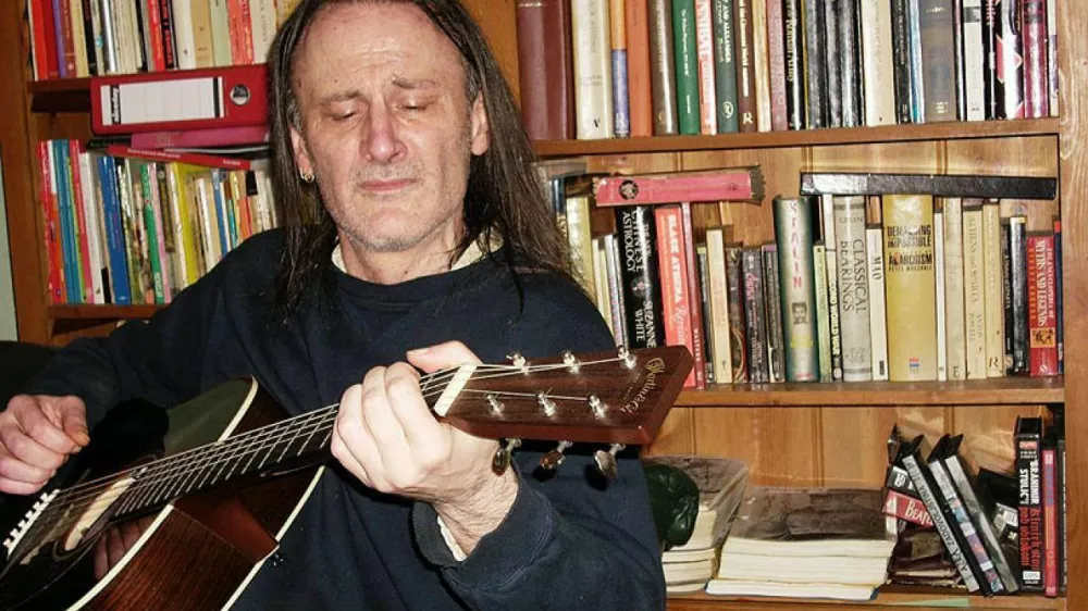 Branimir Johnny &Scaron;tulić je praznoval okrogli jubilej in ob njem izvedel pesem Sedna moma na odreto, ki jo je prvič objavil leta 2013. F youtube