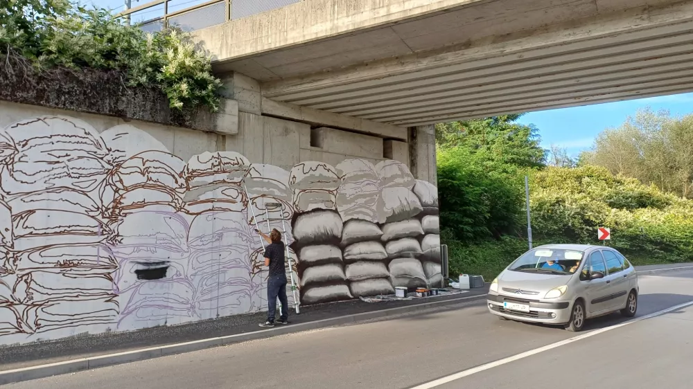 Podvoz na cesti Goričane&ndash;Medvode krasi umetni&scaron;ka stenska poslikava s tematiko lanskih poplav. Foto: Tina Jereb