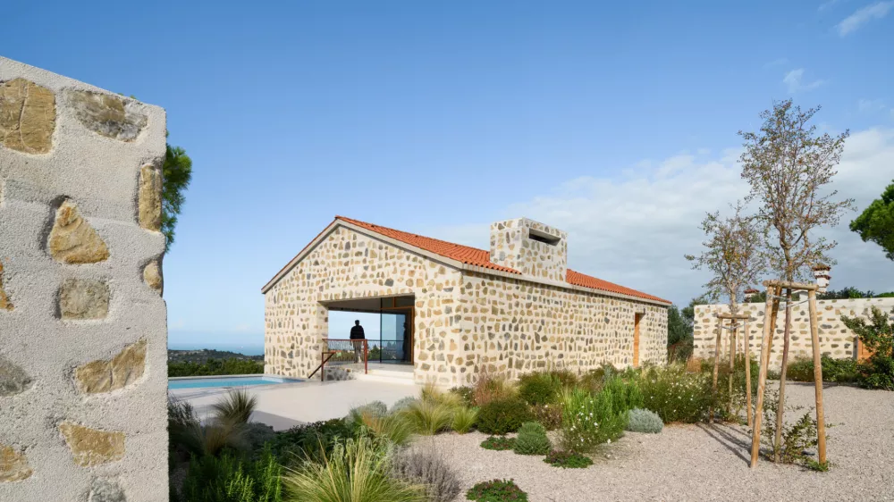 Prejemnik zlatega svinčnika 2024 za odlično realizacijo je tudi Hi&scaron;a v hi&scaron;i, ki v največji možni meri izkori&scaron;ča edinstveno lokacijo parcele na pobočju s pogledom na zaliv in Sečoveljske soline v bližini Portoroža. Gre za delo biroja Arhitektura Kru&scaron;ec. Foto: Miran Kambič