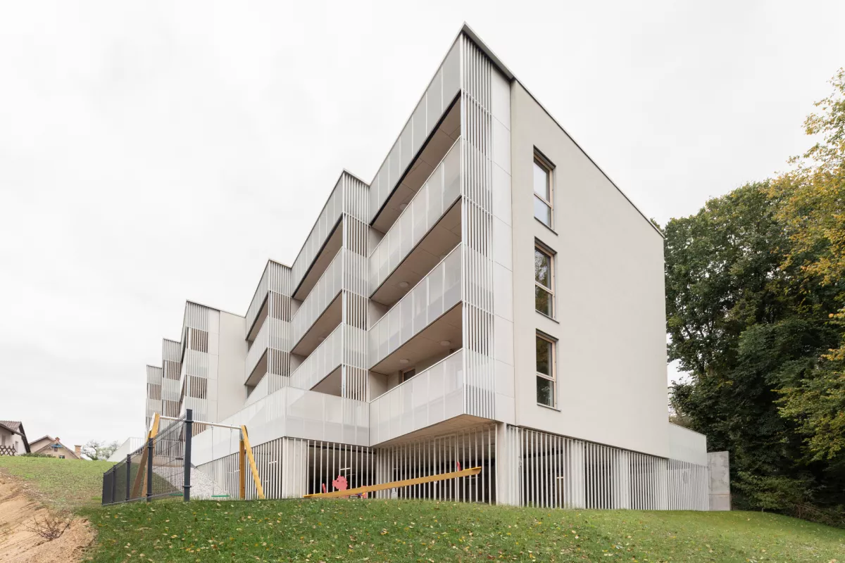 Blok Vevče avtorjev Tria studio v Vev&scaron;ki ulici v Ljubljani dokazuje, da so lahko tudi skromni stanovanjski projekti kakovostni. Projekt je prejemnik zlatega svinčnika 2024 za odlično realizacijo. Foto: arhiv ZAPS