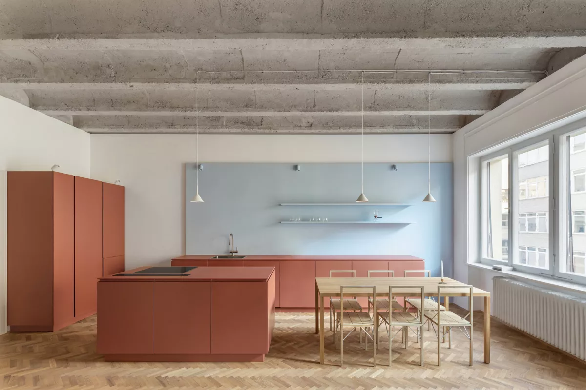 Zlati svinčnik 2024 za odlično realizacijo je prejela tudi arhitekturna zasnova enega od stanovanj v Dukićevih blokih v &Scaron;tefanovi ulici v Ljubljani, ki razkriva revolucionarno naravo gradnje stavbe. Pod projekt se podpisujejo a2o2 arhitekti. Foto: arhiv ZAPS