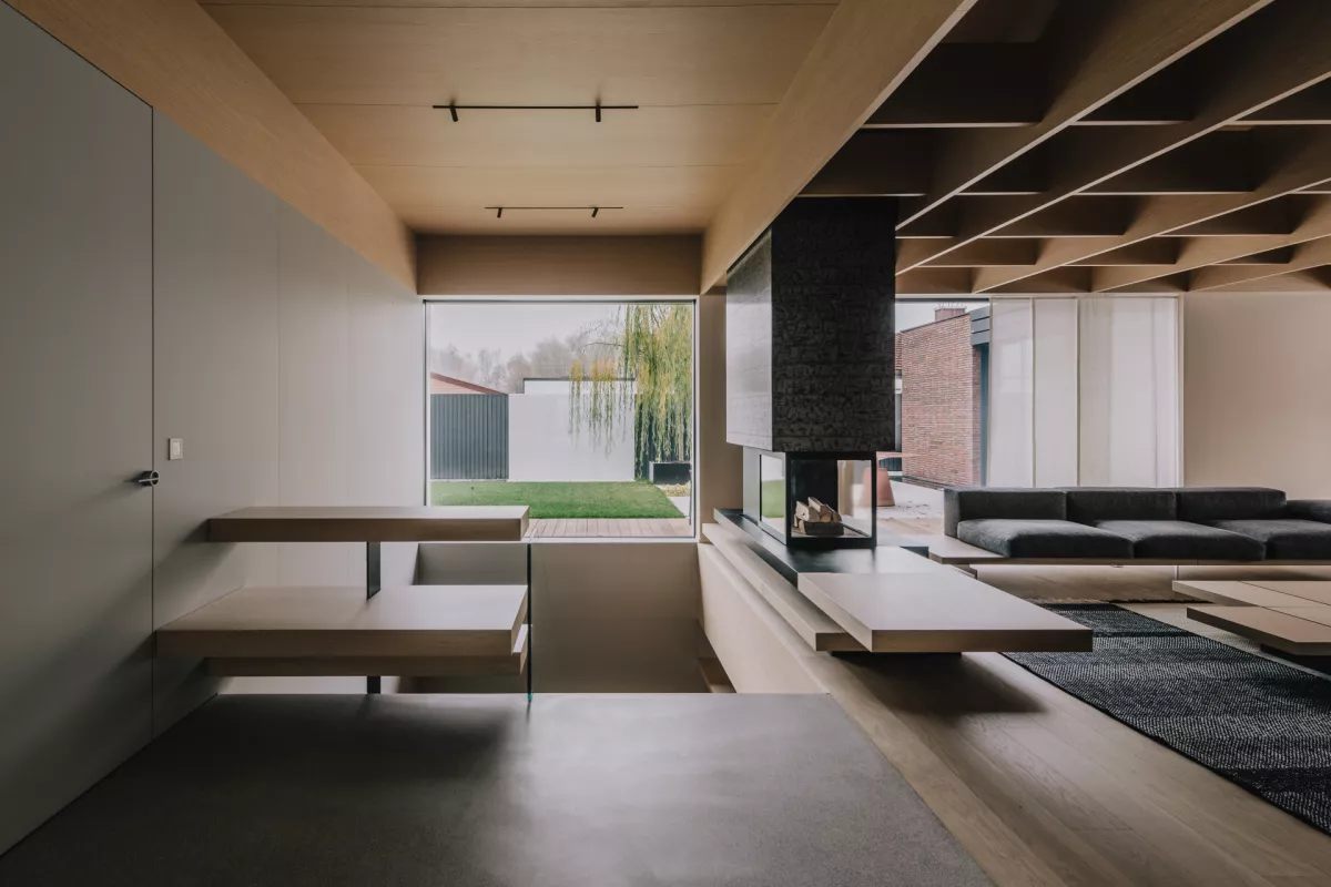 Od zunaj se hi&scaron;a T (prejemnica zlatega svinčnika 2024 za odlično realizacijo) po svoji skandinavski skromnosti skoraj ne razlikuje od drugih hi&scaron; v soseski Murgle. Avtorja zasnove prihajata iz biroja Raketa. Foto: arhiv ZAPS