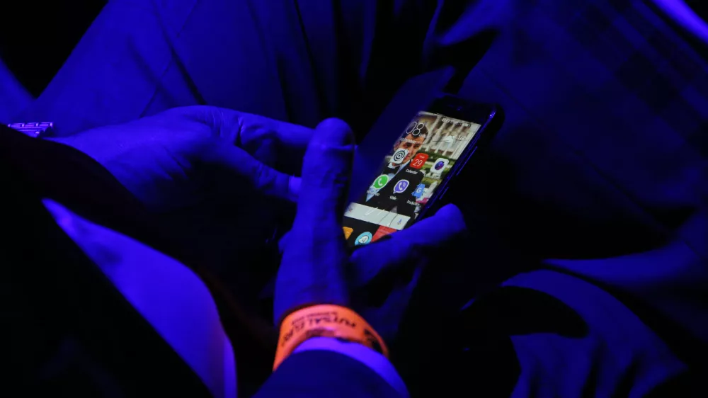 - simbolična fotografija &ndash; pametni mobilni telefon - aplikacije - Android - aplikacije - //FOTO: Tomaž Skale