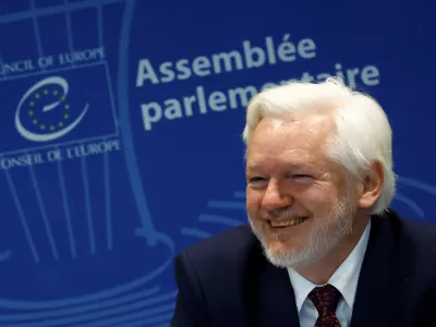 Ustanovitelj Wikileaksa med včeraj&scaron;njim prvim nastopom v javnosti po junijskem koncu dolgoletnega boja proti izročitvi ZDA v Veliki Britaniji. Foto:&nbsp;Reuters