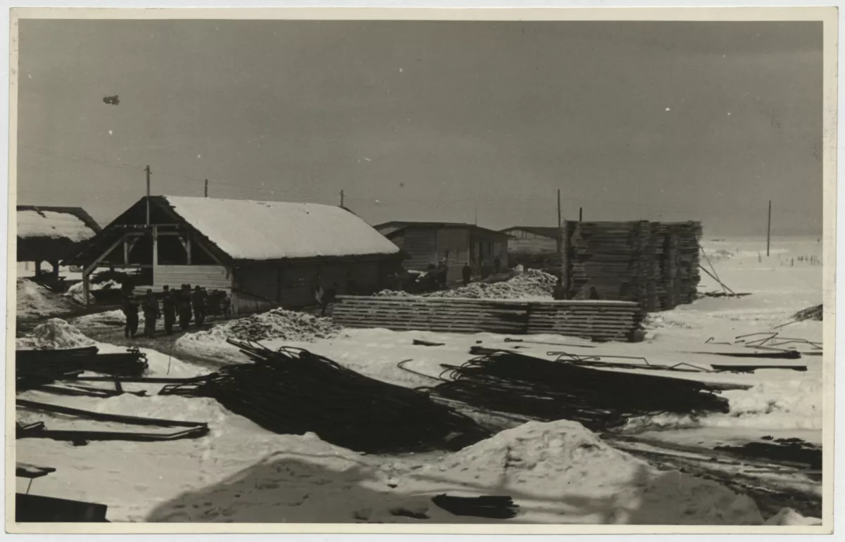Priprava materiala za gradnjo tovarne sredi &scaron;i&scaron;enskih njiv Foto: Zgodovinski arhiv Ljubljana